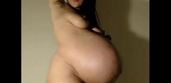  Pregnant mom nude live show her belly